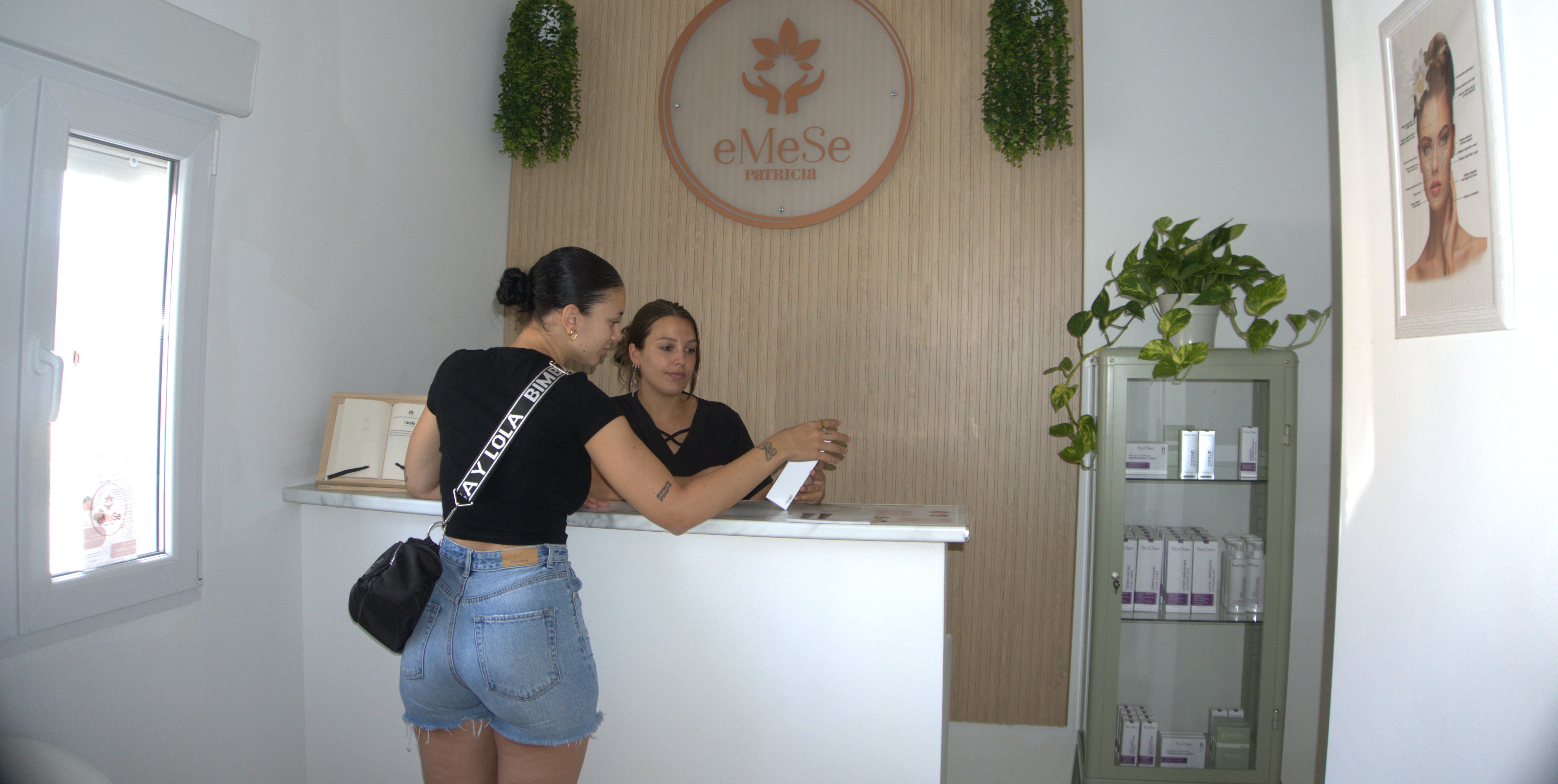 Contacto eMeSe centro de belleza - Recepción y atención personalizada en Villanueva del Ariscal, Sevilla